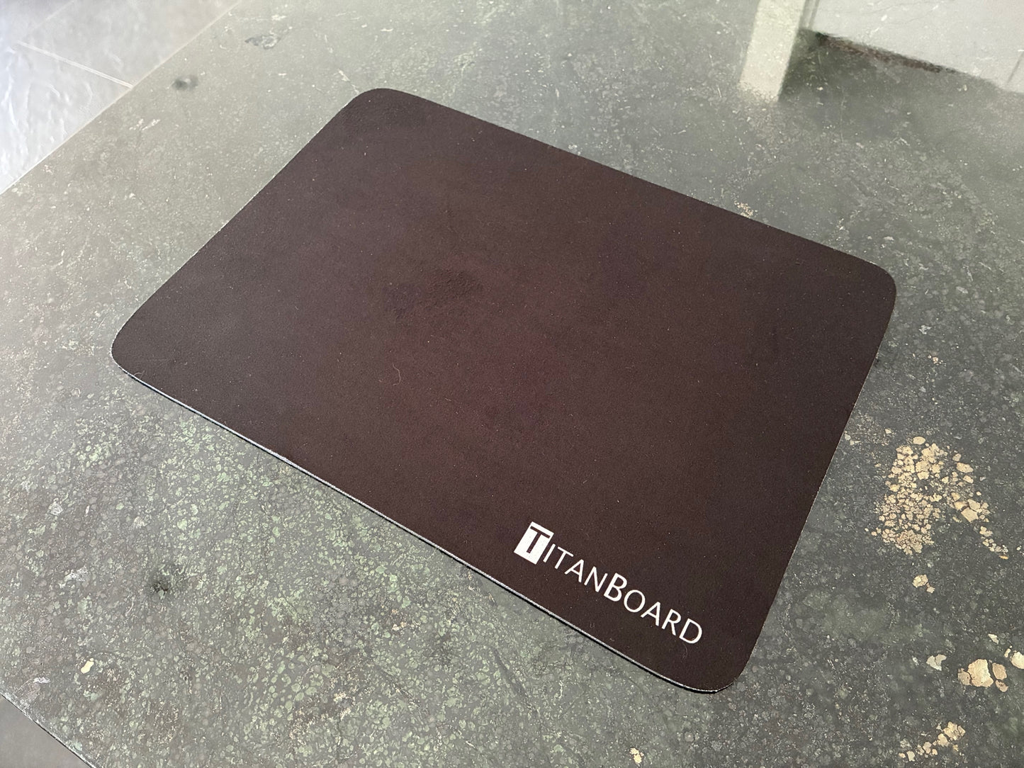2er-Set TitanBoard - das Original aus 100% Titan - kein Mikroplastik mehr in Ihrem Essen - jetzt mit kostenloser antirutsch-Unterlagematte