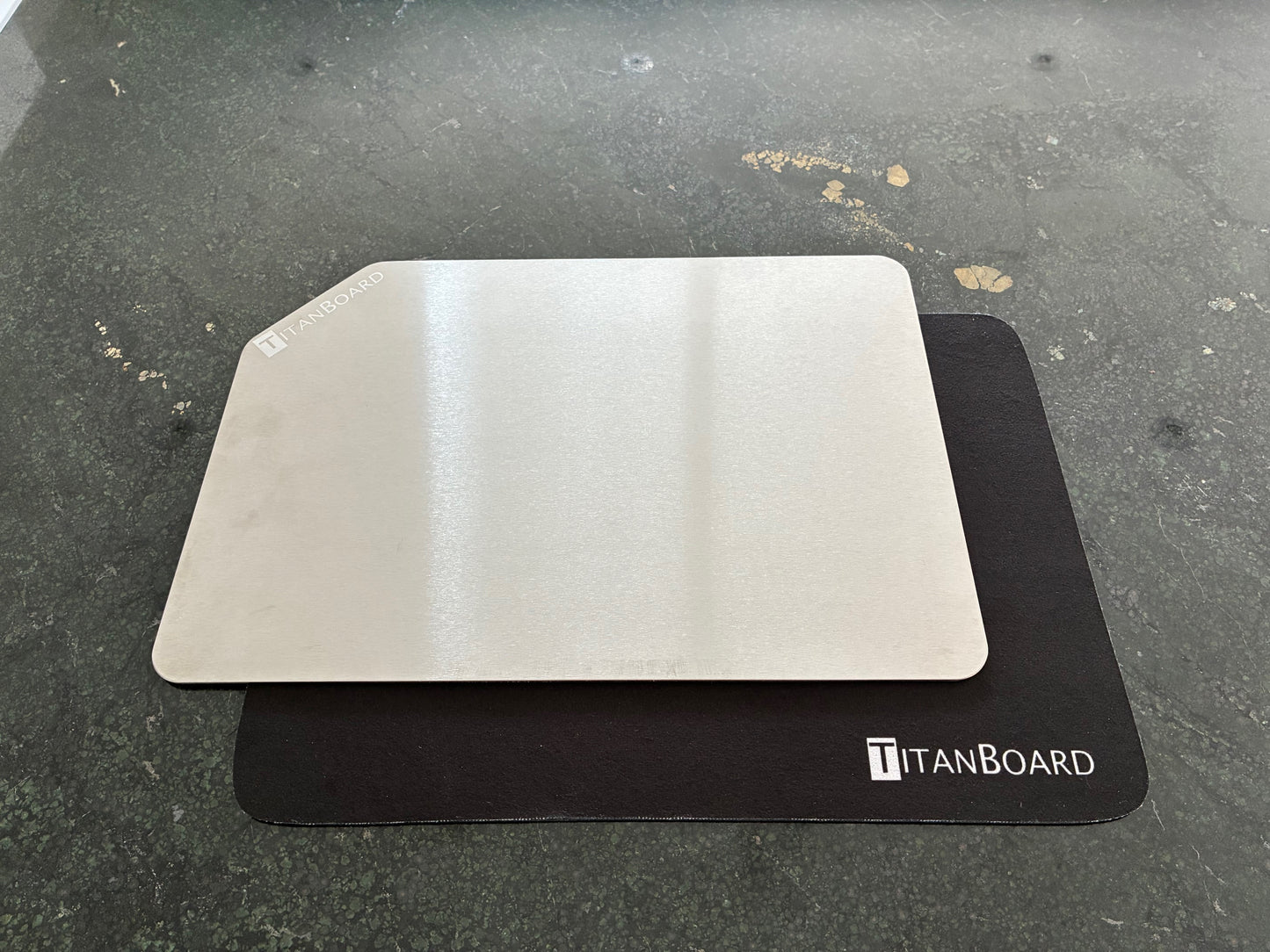 TitanBoard - das Original aus 100% Titan - kein Mikroplastik mehr in Ihrem Essen - jetzt als Set mit antirutsch-Unterlegematte