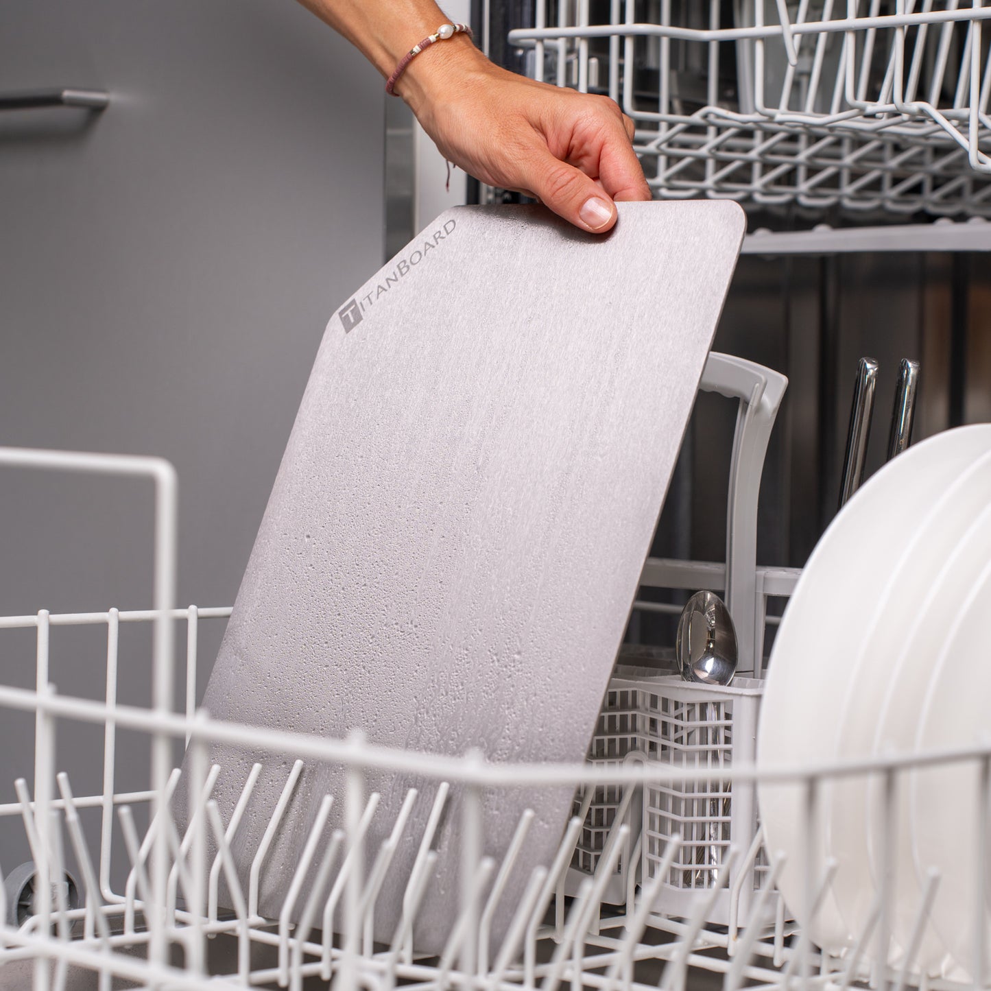 2er-Set TitanBoard - das Original aus 100% Titan - kein Mikroplastik mehr in Ihrem Essen - jetzt mit kostenloser antirutsch-Unterlagematte
