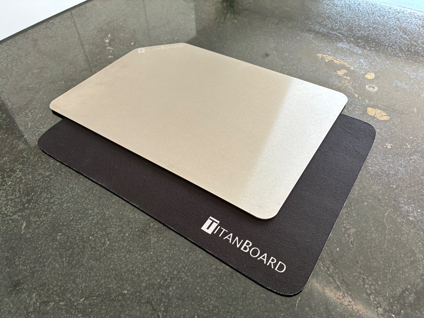 2er-Set TitanBoard - das Original aus 100% Titan - kein Mikroplastik mehr in Ihrem Essen - jetzt mit kostenloser antirutsch-Unterlagematte