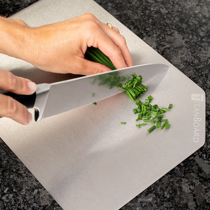 2er-Set TitanBoard - das Original aus 100% Titan - kein Mikroplastik mehr in Ihrem Essen - jetzt mit kostenloser antirutsch-Unterlagematte