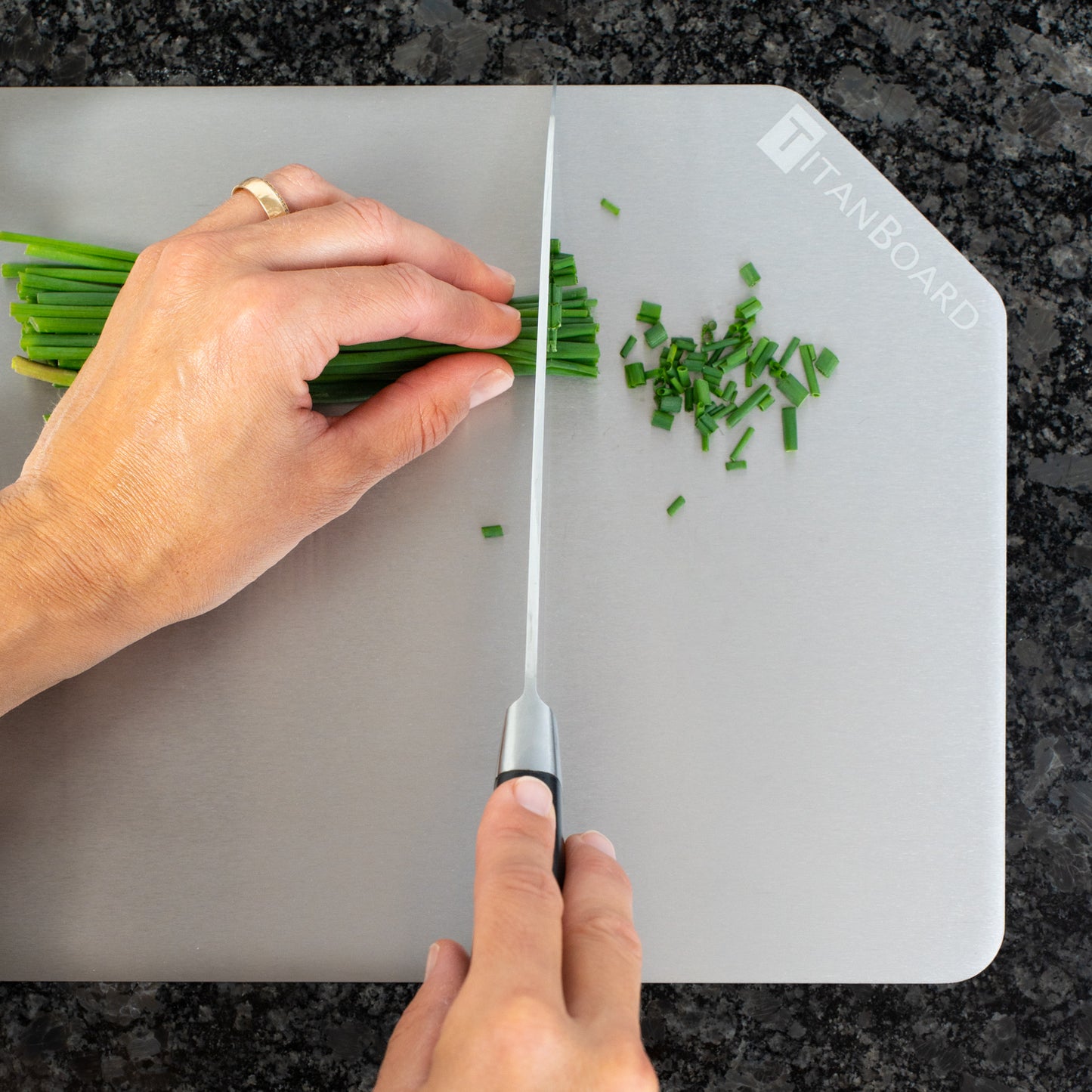 2er-Set TitanBoard - das Original aus 100% Titan - kein Mikroplastik mehr in Ihrem Essen - jetzt mit kostenloser antirutsch-Unterlagematte